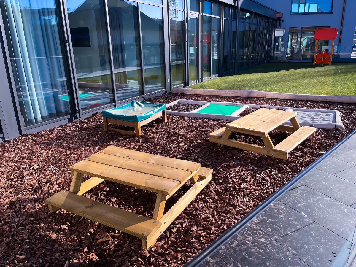 Table enfants et parcours pieds nus Crèche Sim Sala Bim Luxembourg